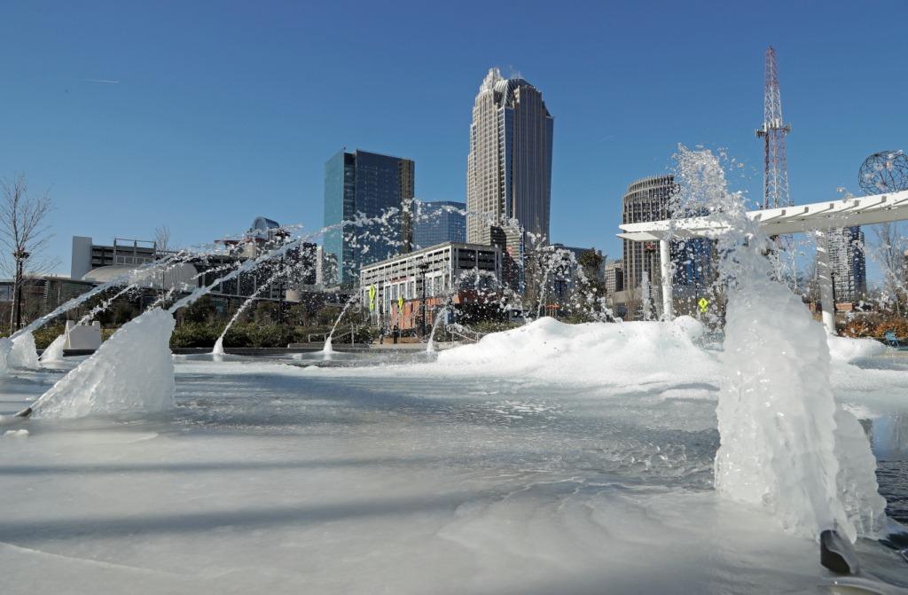 Una fuente congelada en el centro de Charlotte en Carolina del Norte.