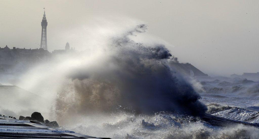 La marea extremadamente alta causó el colapso parcial de una barrera rompeolas en el puerto de Cornualles.