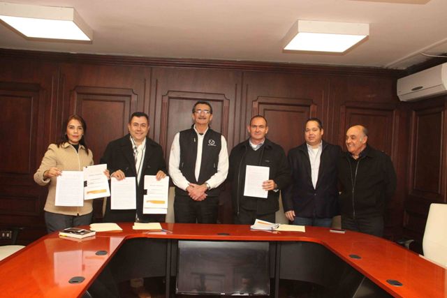 Rector de la UAT, José Andrés Suárez Fernández entrega nombramiento a nuevo contralor.