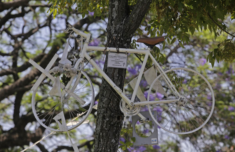 Por cada muerte, el colectivo coloca una bicicleta blanca en el lugar del percance con los datos del occiso.