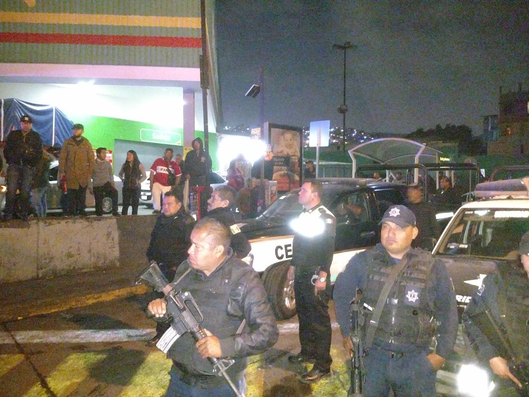 Las seis personas fueron detenidas mientras sustraían pantallas y juguetes del establecimiento.