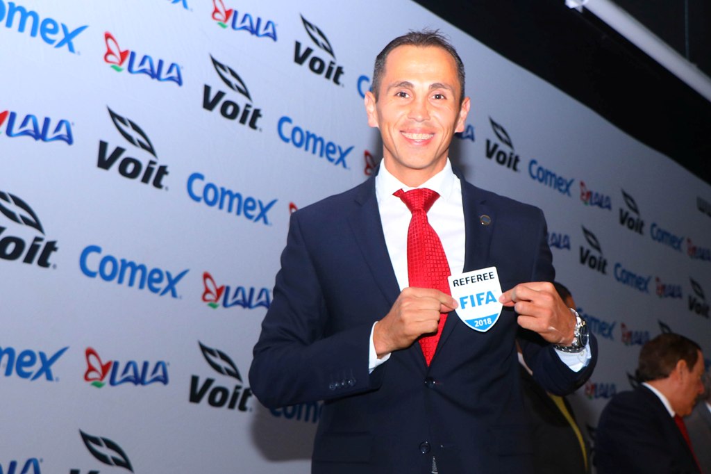 Santander posa con su gafete FIFA 