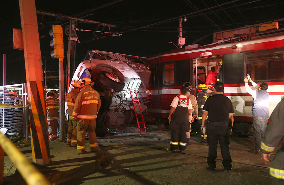 Tren ligero embiste a camión en estación España. Foto: Nacho Reyes