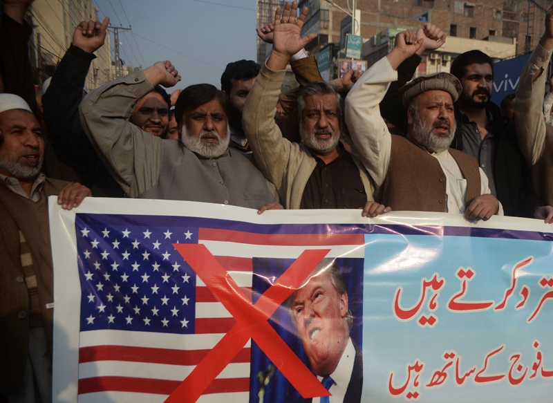 Tras el anuncio de EU, decenas de paquistaníes protestaron contra Trump tras su decisión de suspender la ayuda militar a Islamabad.