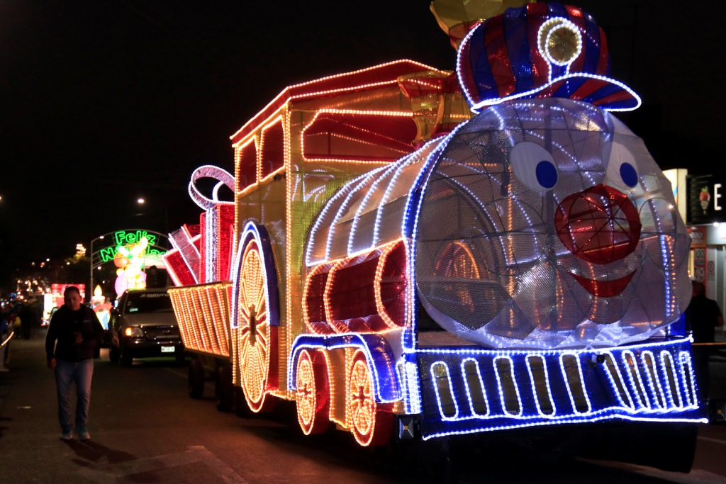 Cientos de poblanos disfrutaron del Desfile de Reyes Magos que se efectuó en la capital del estado.