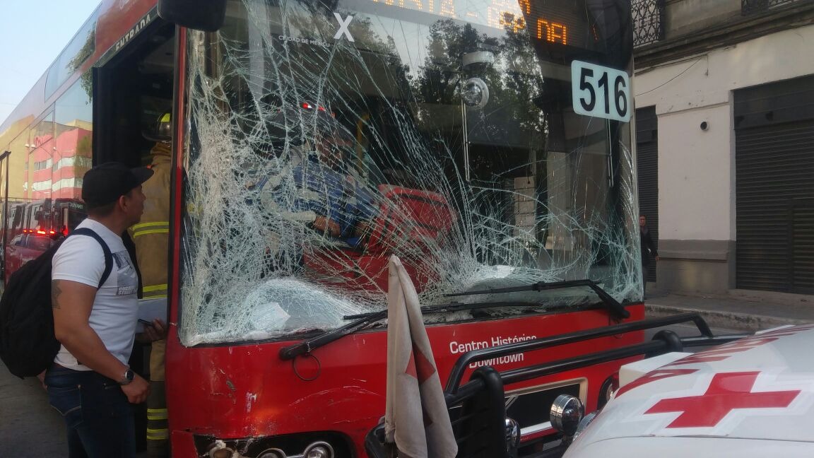 De acuerdo con el conductor, el operador de la ambulancia invadió el carril del Metrobús.