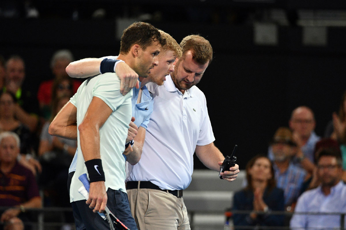 Grigor Dimitrov auxilia a su rival Kyle Edmund tras lesionarse