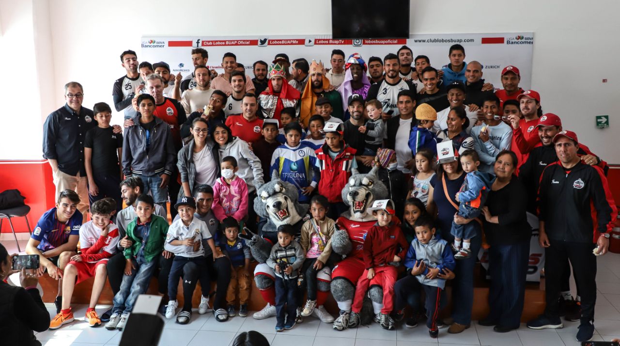 Jugadores de Lobos BUAP convivieron con niños con cáncer, celebrando el Día de Reyes.
