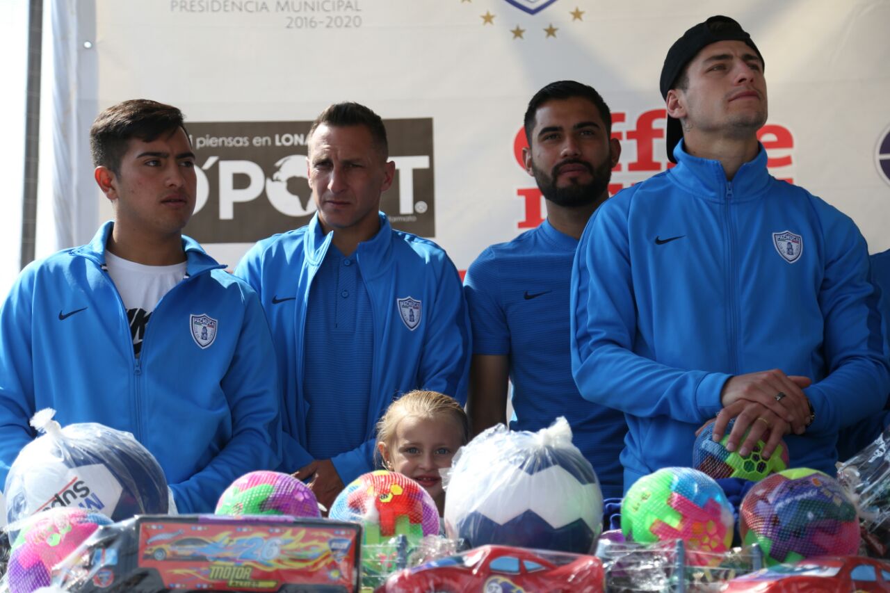Jugadores de Pachuca regalaron juguetes por motivo del Día de Reyes