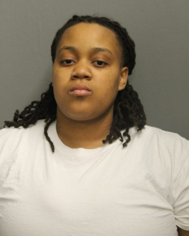 Labritney Austin, de 29 años, fue acusada de agresión agravada y descargar un arma de fuego.