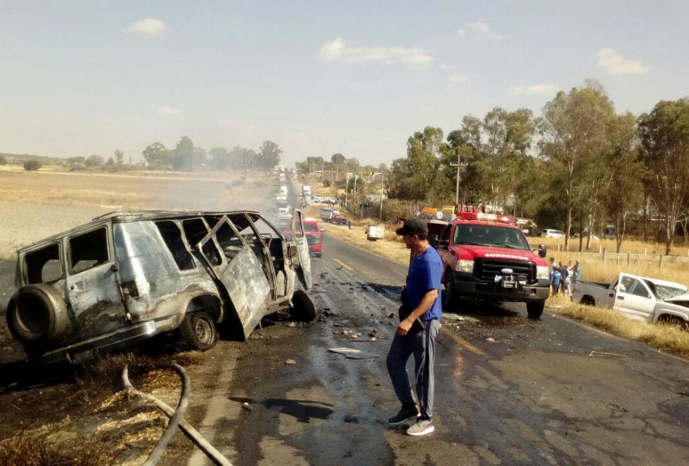 Los ocupantes de la unidad tipo VAN murieron luego de que el vehículo se incendiara. 