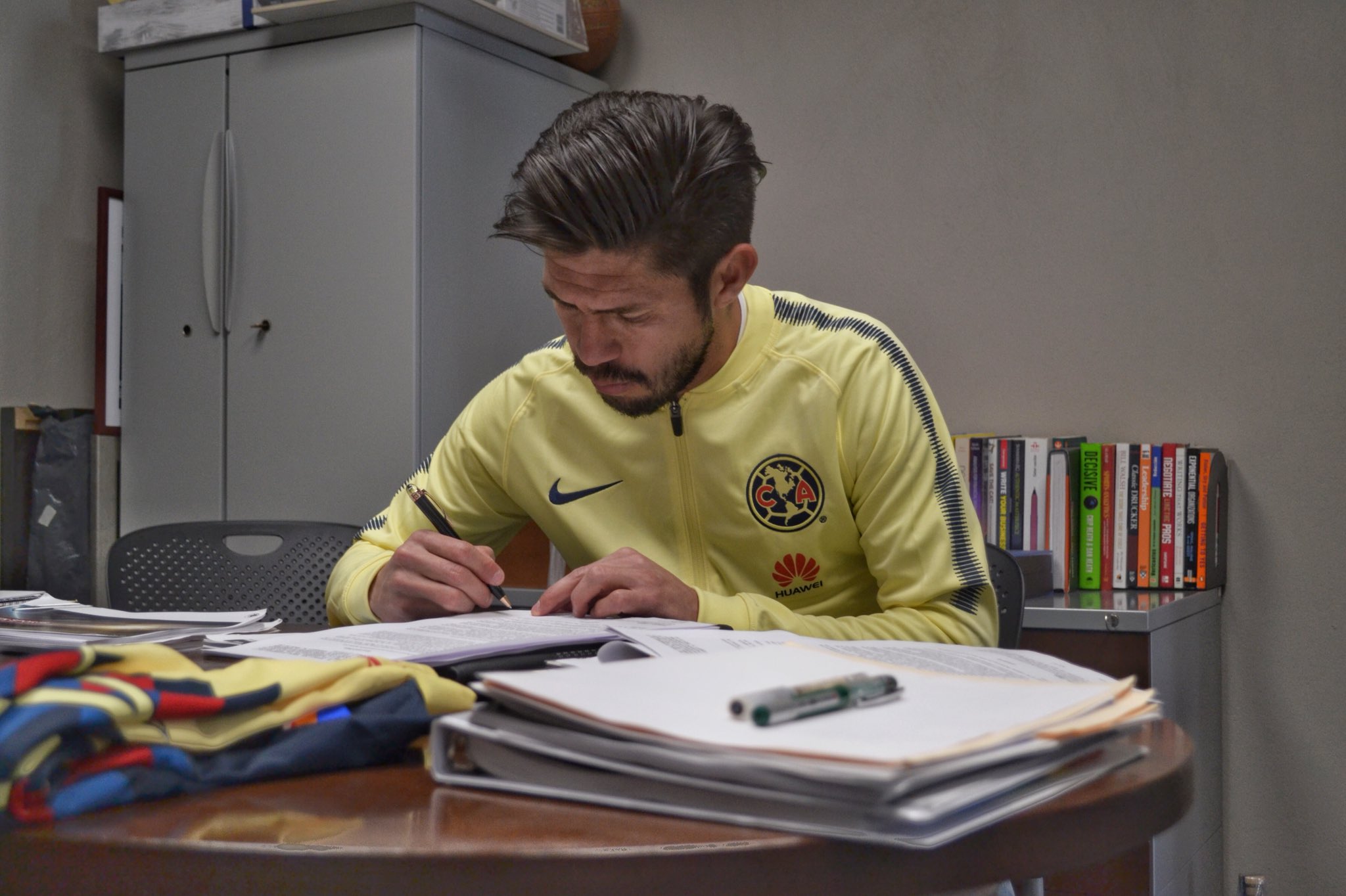Oribe firma su renovación con América 