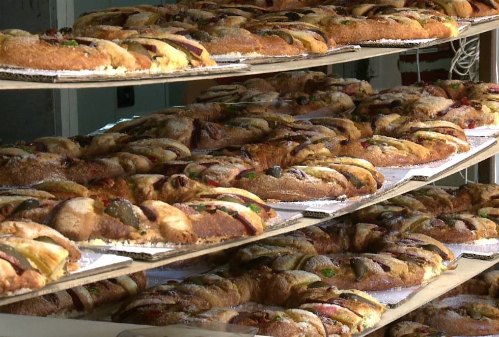 La panadería Luvier se dice pionera en rellenar roscas de Reyes.