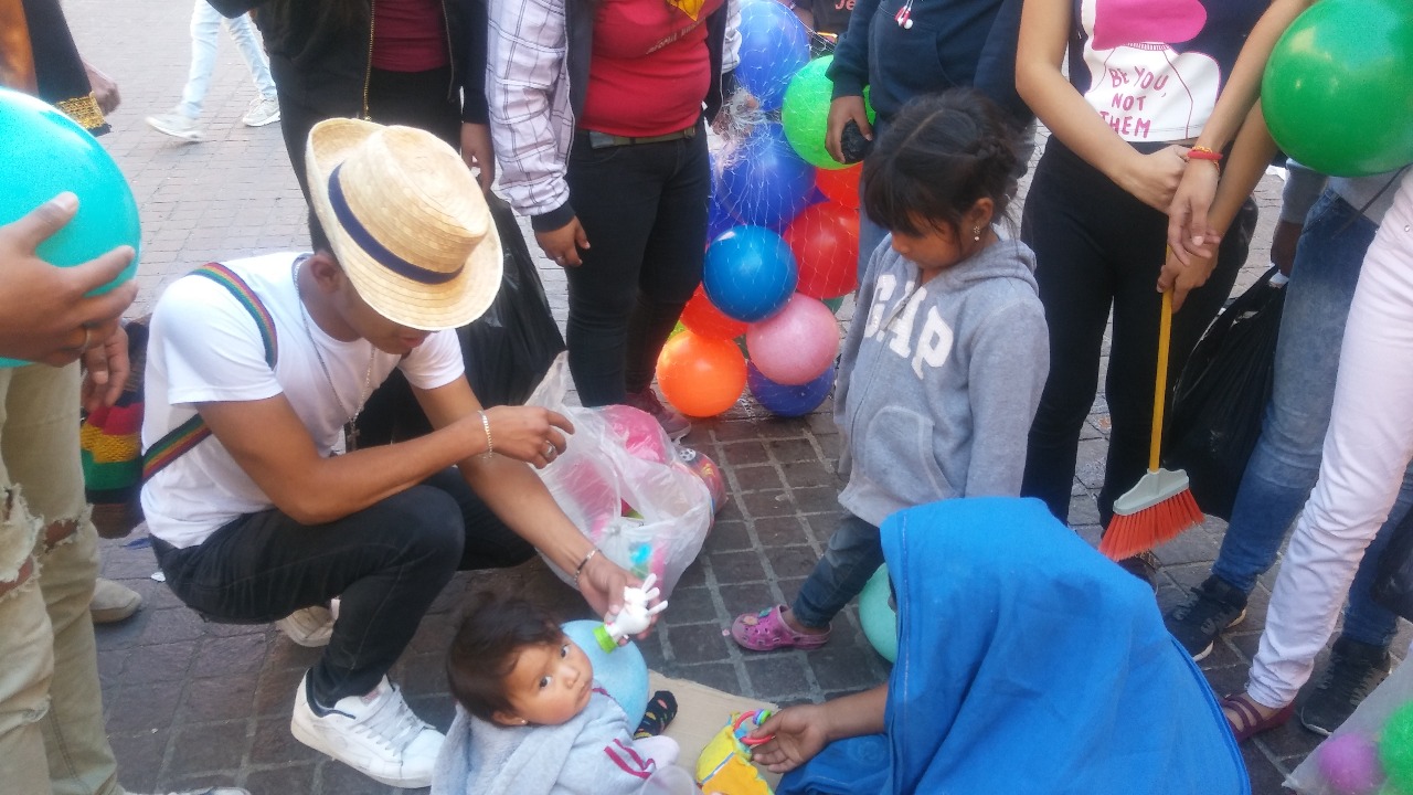 Grupo de jóvenes siguieron repartiendo juguetes. 
