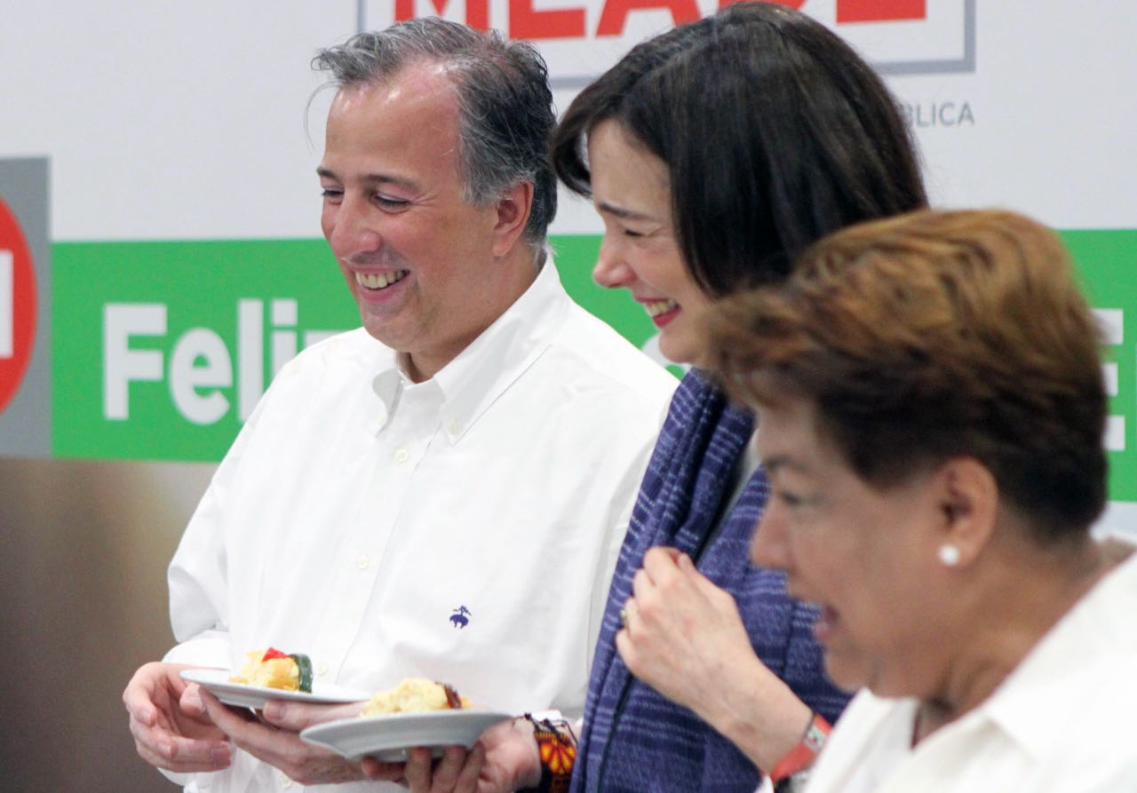 José Antonio Meade sostiene un trozo de rosca; a su lado, su esposa Juana Cuevas.