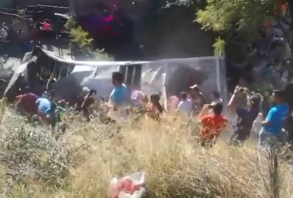 Algunas personas llegaban en grupo y hasta conformaron cadenas humanas para mover con mayor rapidez las cajas con cerveza. 