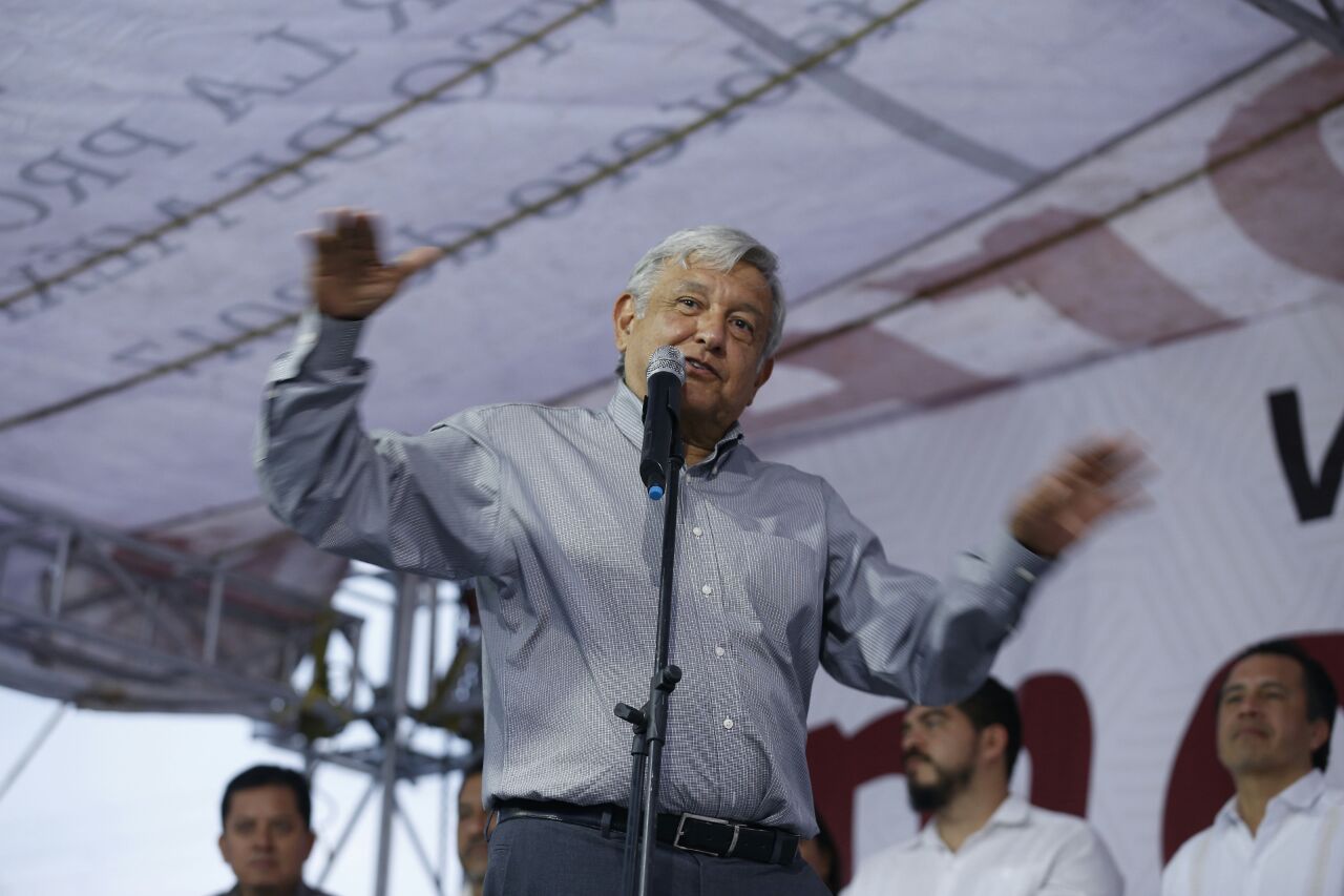 El precandidato de Morena dijo que usan mucha publicidad con Meade, porque, afirmó no levanta en las encuestas.
