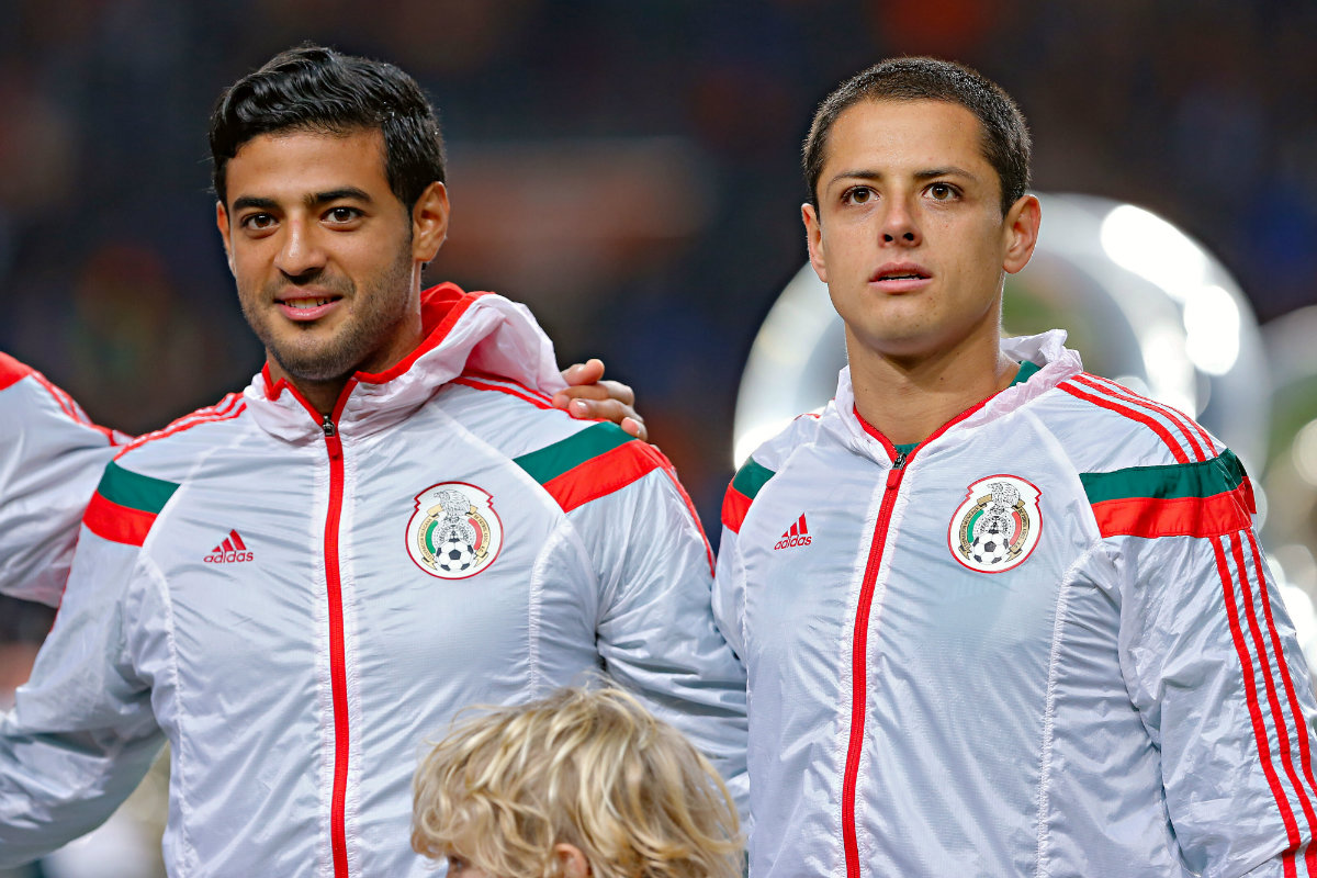 Carlos Vela y Javier Hernández durante un juego con la selección nacional