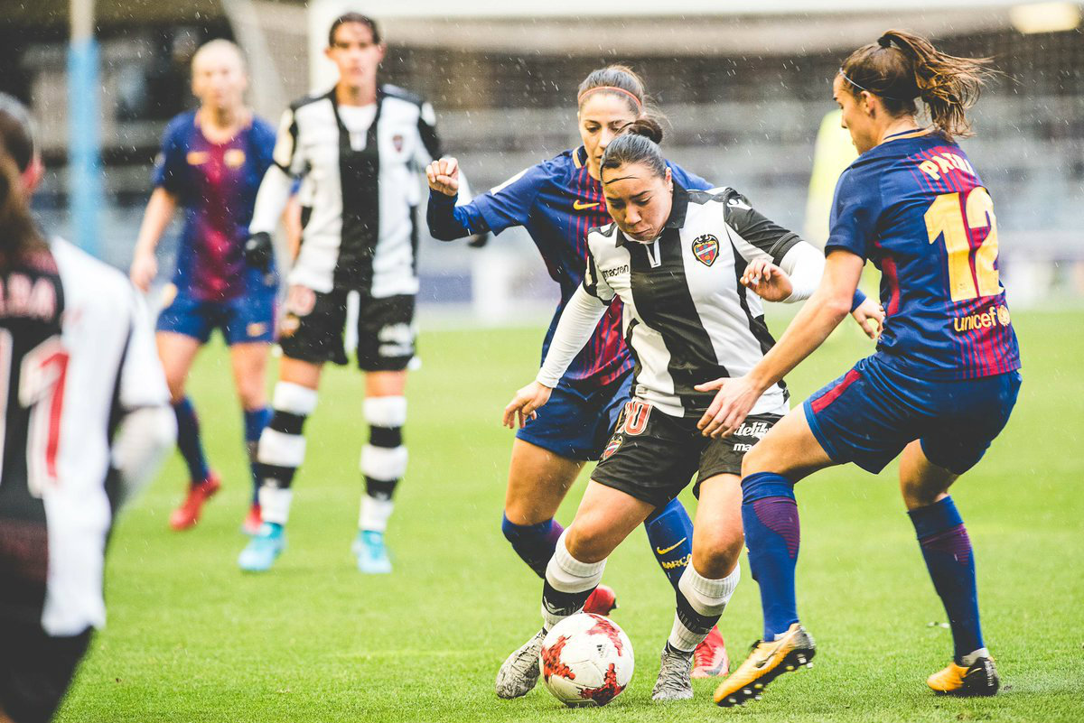 Charlyn Corral en duelo del Levante ante el Barcelona