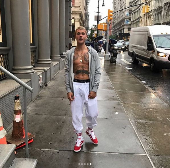 Justin Bieber presume sus músculos en Instagram.