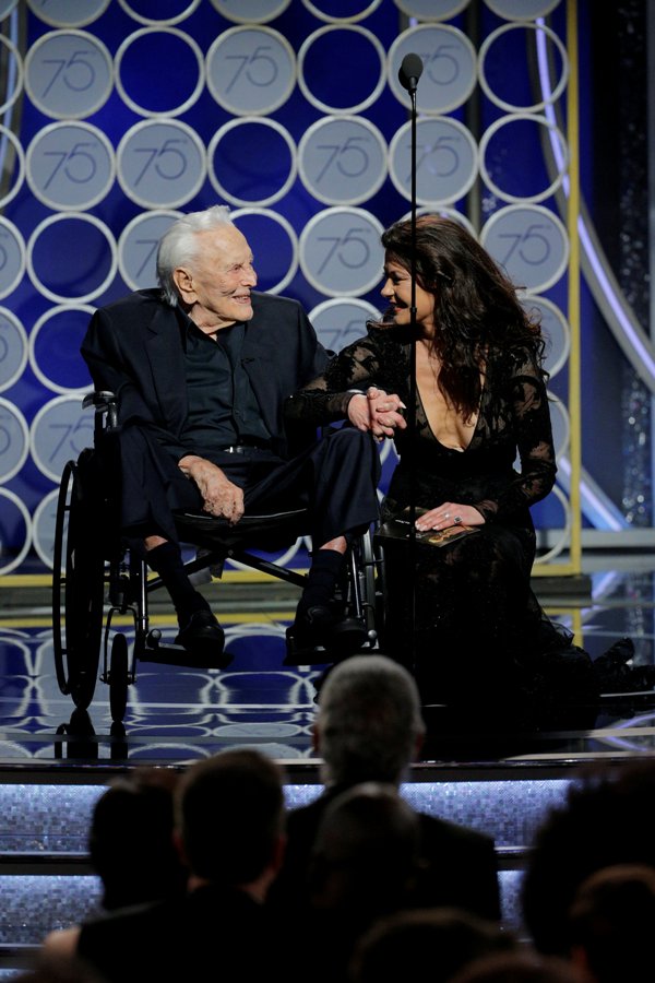 Kirk Douglas recibe un homenaje sorpresa en los Globos de Oro.