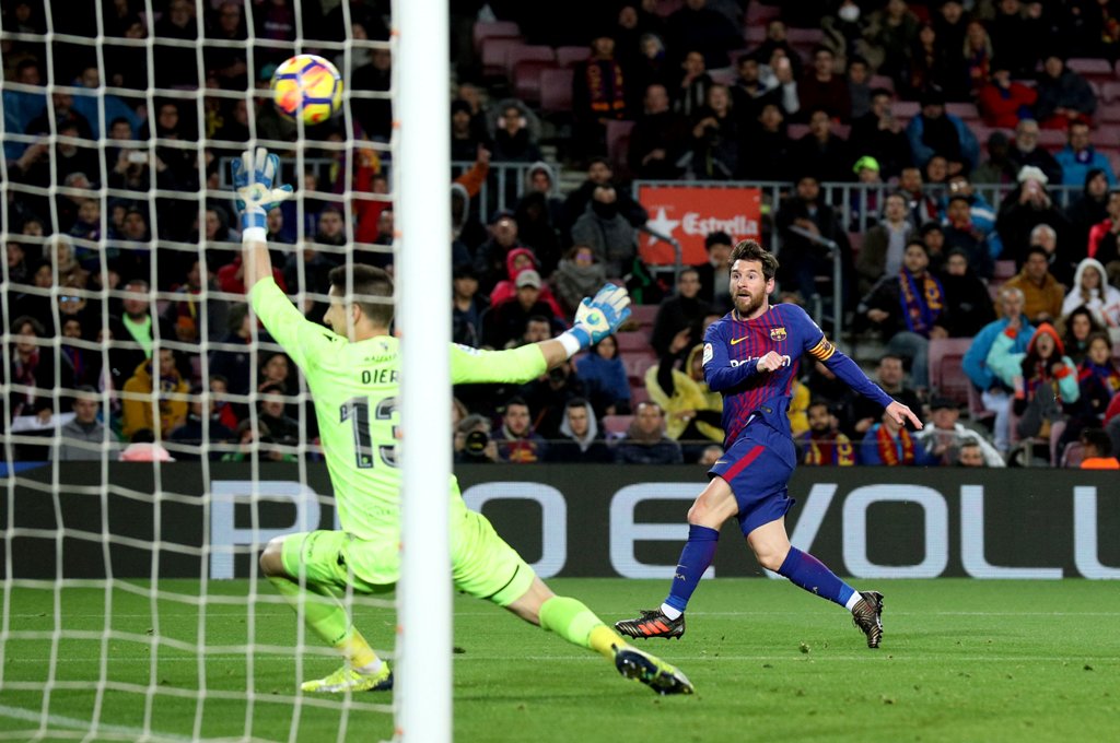 Messi enfrenta al portero del Levante