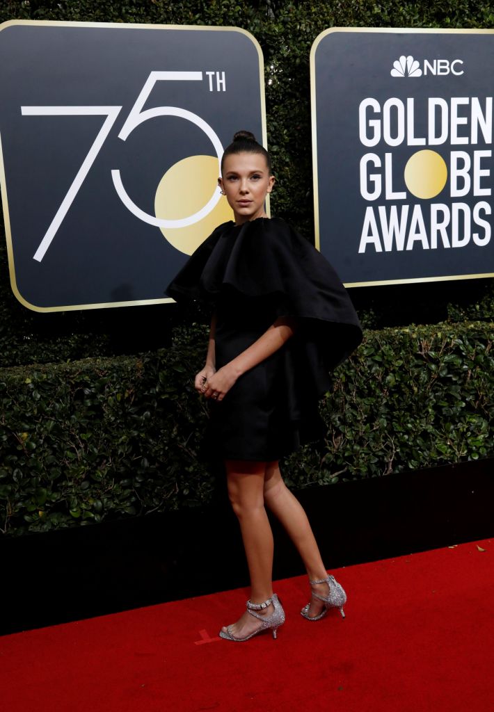 Millie Bobby Brown continuó su racha con Calvin Klein (ella es modelo de la marca) en un minivestido de seda flotante.