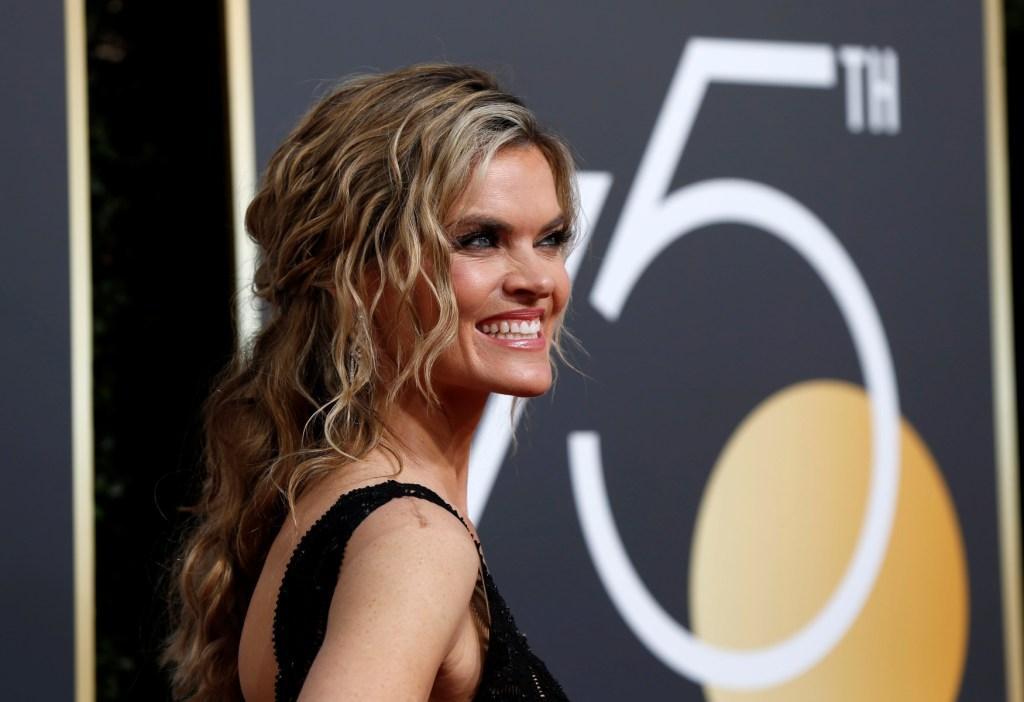 Missi Pyle es de las primeras actrices en posar para las cámaras en la alfombra roja de los Globos de oro 2018