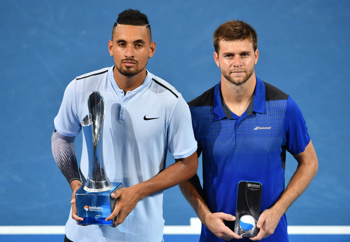 Nick Kyrgios y Ryan Harrison, campeón y subcampeón del torneo de Brisbane, posan con sus reconocimientos