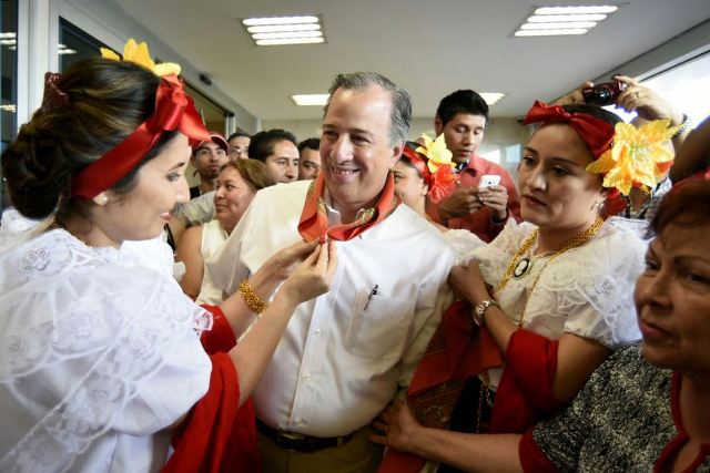 El precandidato del PRI a la Presidencia, José Antonio Meade, arribó a Veracruz para encabezar una reunión con militantes. 