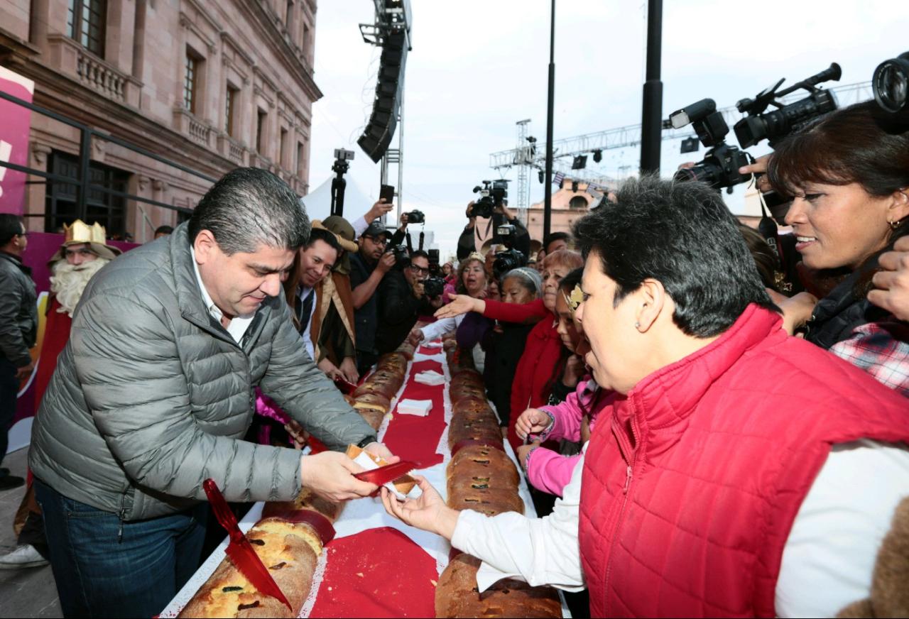 Se repartió rosca la cual medía 300 metros y vasos de chocolate para todos los presentes.