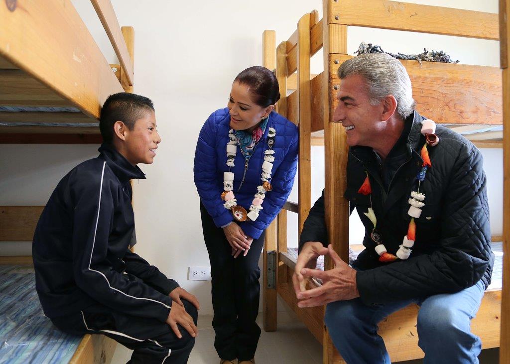 El gobernador de Puebla, Antonio Gali, en compañía de su esposa, Dinorah López, inauguraron el mejoramiento de la Casa del Níño Indígena en Zacapoaxtl