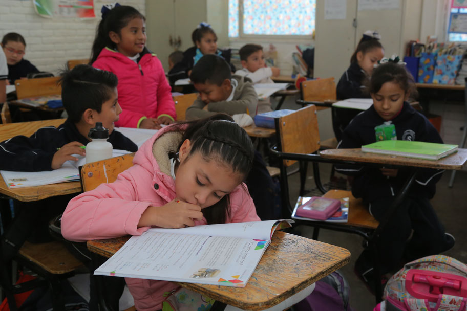 Después de gozar de un periodo vacacional de 15 días, este lunes alumnos regresaron al salón de clases de la Comarca Lagunera.