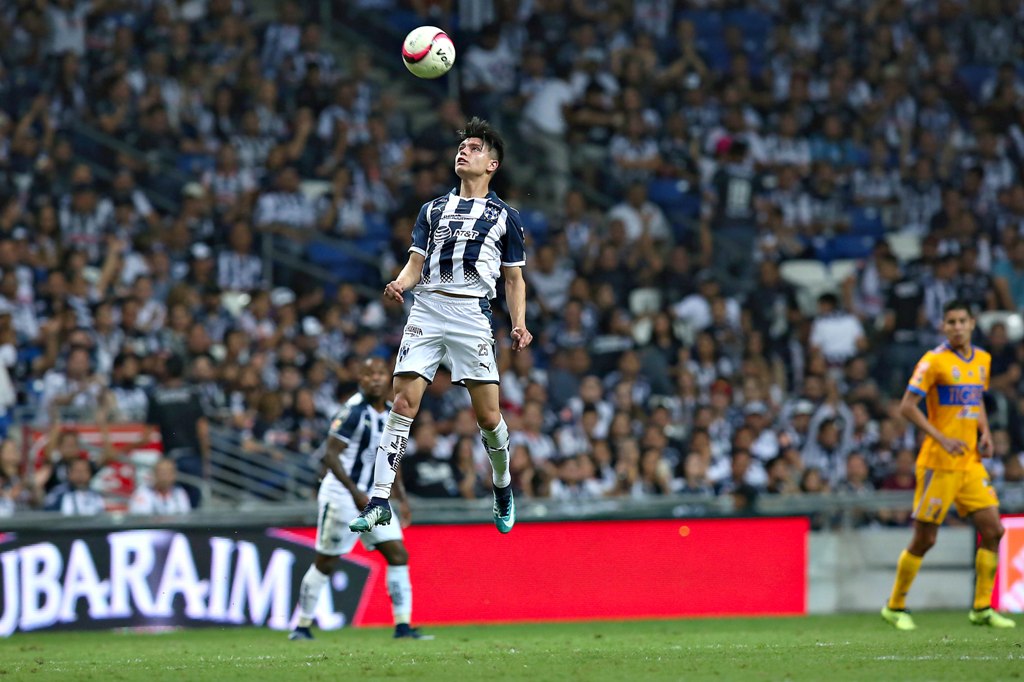 Jonathan González en un partido con Rayados
