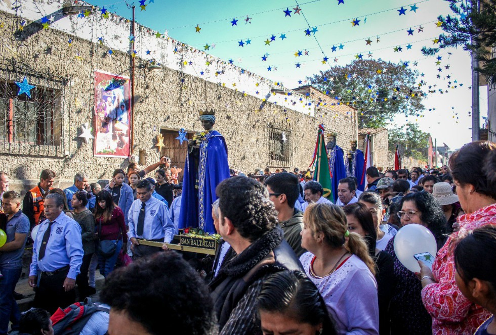 Alrededor de 40 mil creyentes se dieron cita en el poblado para acompañar el recorrido de los Reyes.