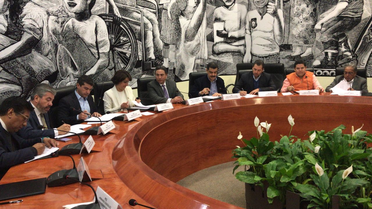 En el salón oval del Palacio del Ayuntamiento se reunieron los dirigentes locales de los partidos con la secretaria de Gobierno, Patricia Mercado y el