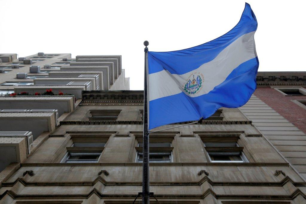 El TPS para salvadoreños fue autorizado en 2001 por el presidente George W. Bush después que dos terremotos sacudieron ese año a El Salvador.