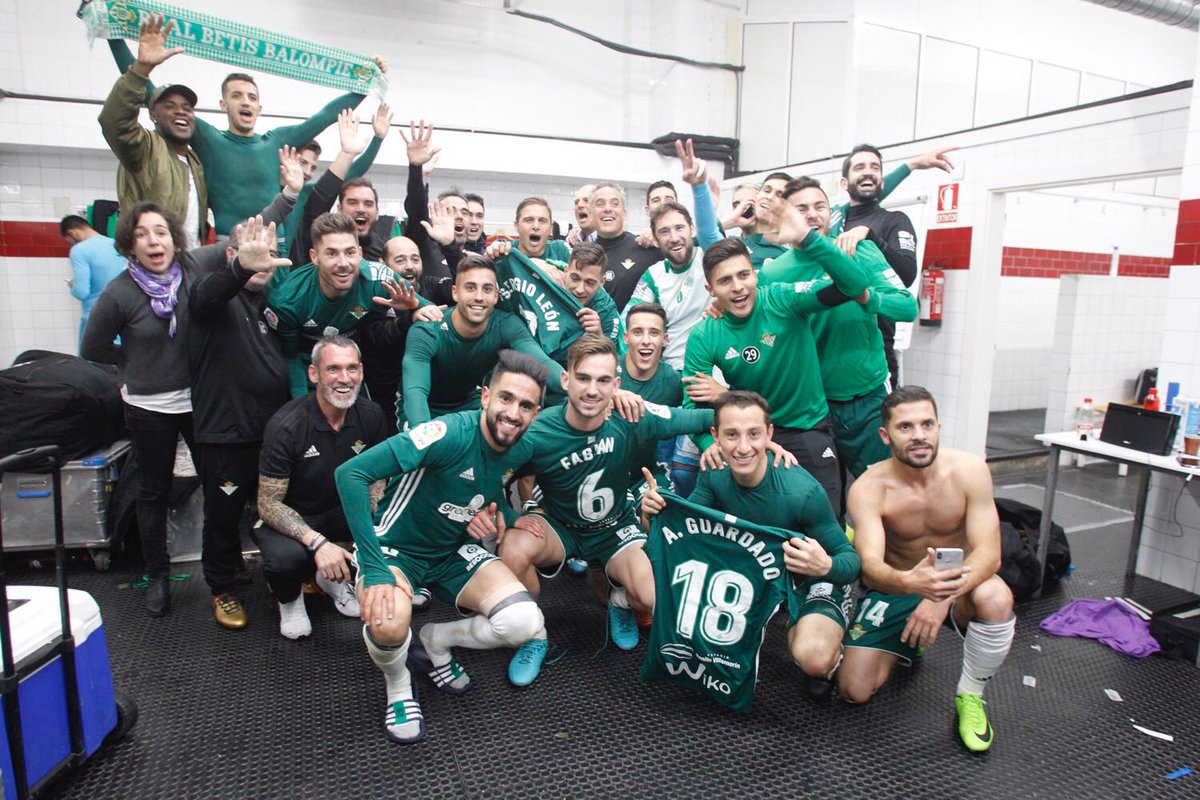 Andrés Guardado y sus compañeros del Betis tras vencer a Sevilla