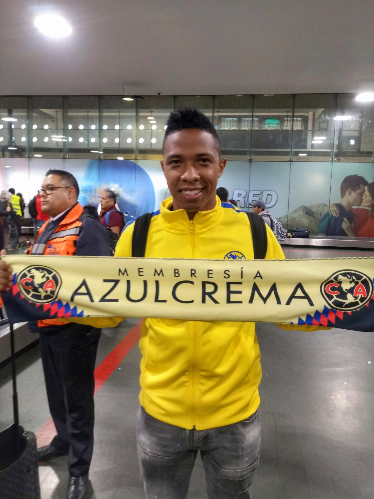 Andrés Ibargüen presume los colores del América 