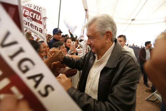 Andrés Manuel López Obrador a su llegada a Las Vigas, Veracruz, para reunirse con la militancia. 