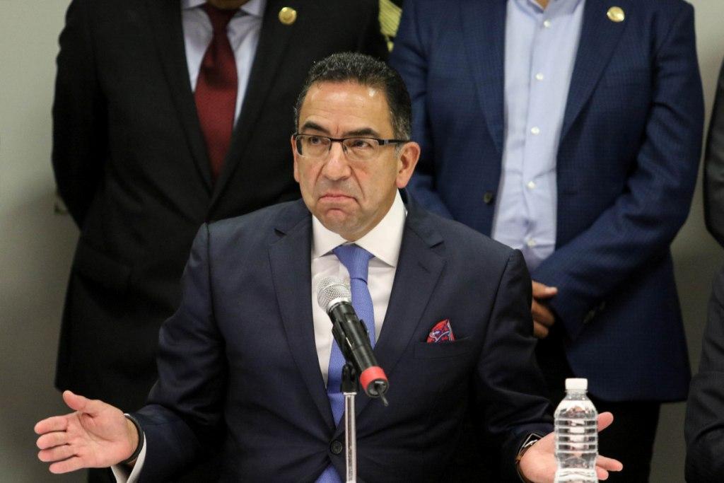 Javier Lozano dijo que apoyará al precandidato del PRI a la presidencia "aunque sean por Twitter". 
