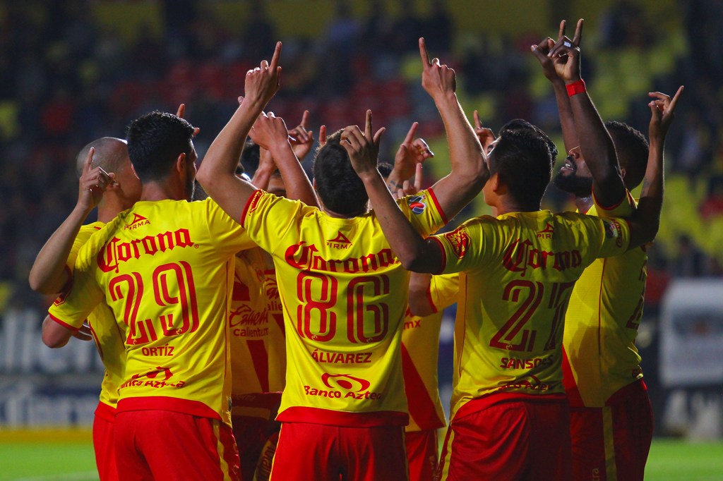 Jugadores de Morelia en festejo de gol 