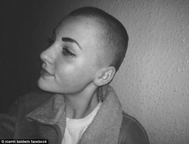 Niamh donó su cabello a una fundación que fabrica pelucas para niños con cáncer.
