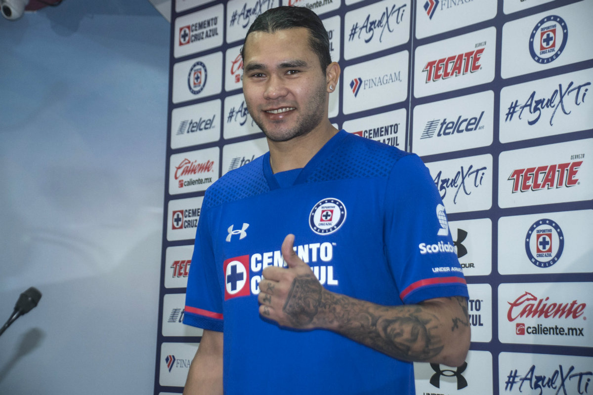 Presentan a Carlos 'Gullit' Peña con el Cruz Azul