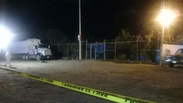 La víctima mortal portaba un arma corta, la cual quedó bajo resguardo de las autoridades.