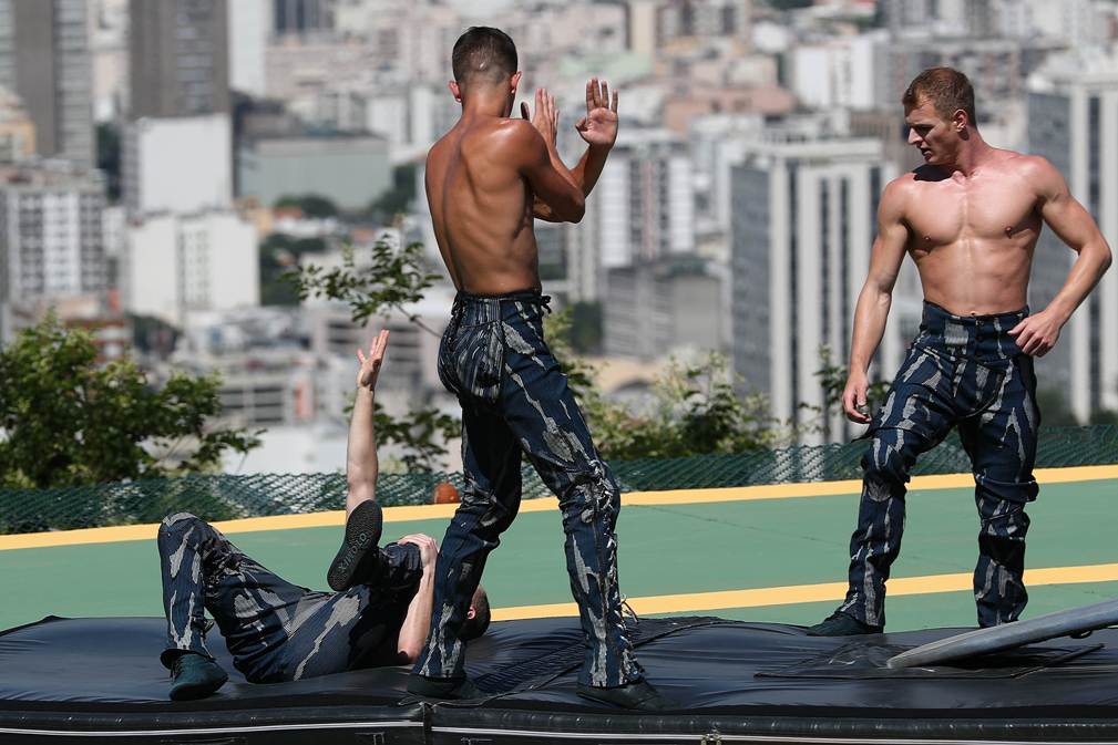 Acróbata cae en exhibición del Circo del Sol en Río de Janeiro.