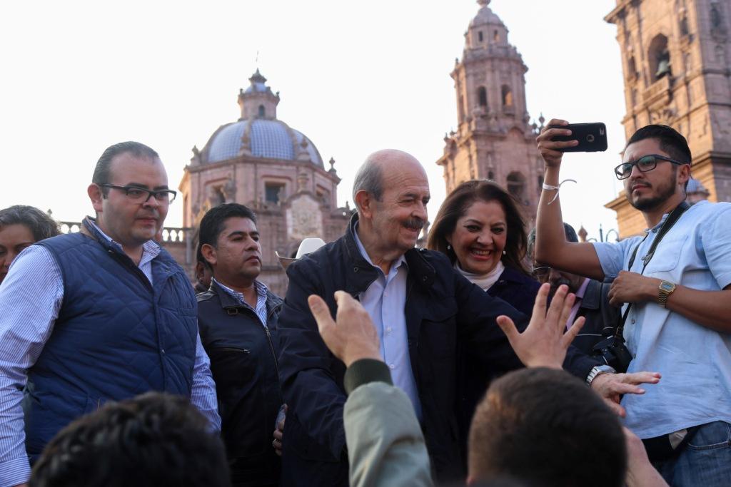 Durante un evento en Morelia, Fausto Vallejo oficializó su renuncia al PRI.