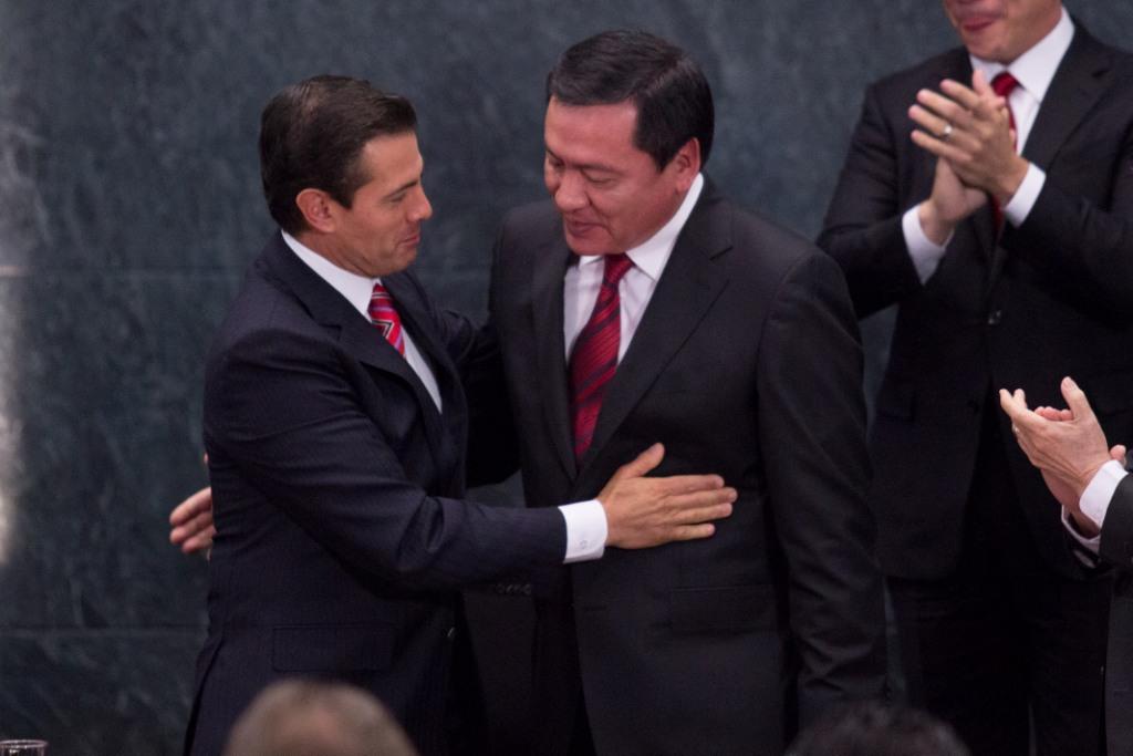 Durante un evento en Los Pinos, Miguel Ángel Osorio Chong presentó su renuncia al cargo de Secretario de Gobernación.