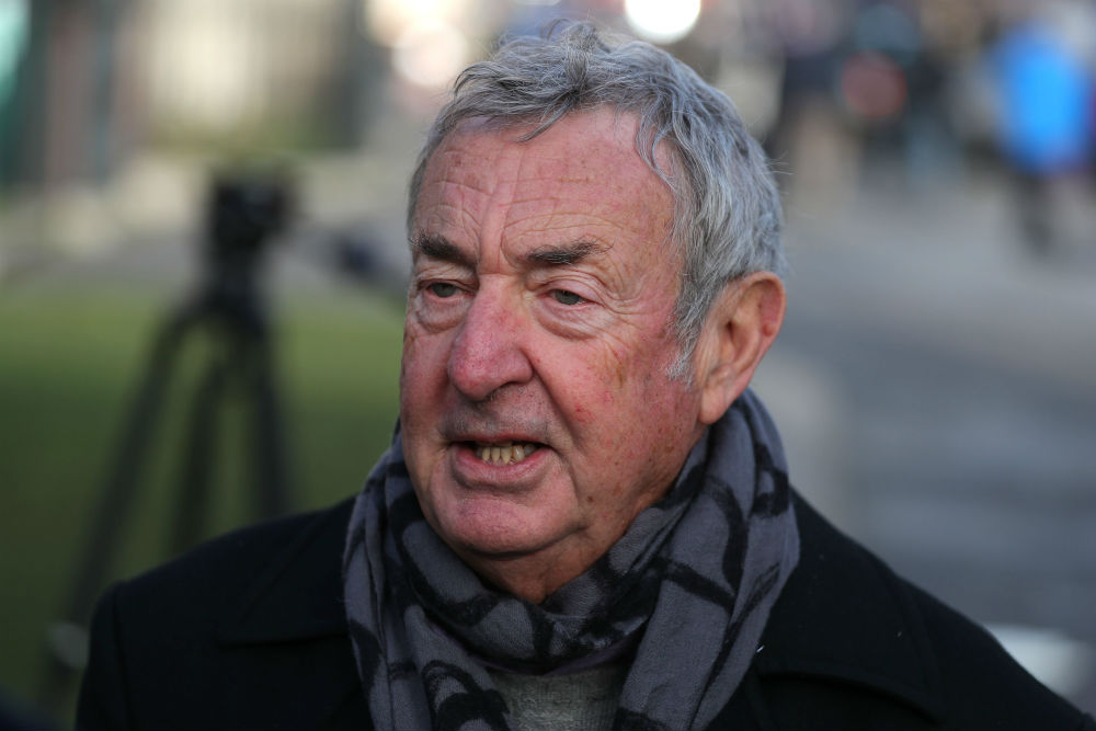 Nick Mason, baterista de Pink Floyd, forma parte de las protestas en el Parlamento británico.
