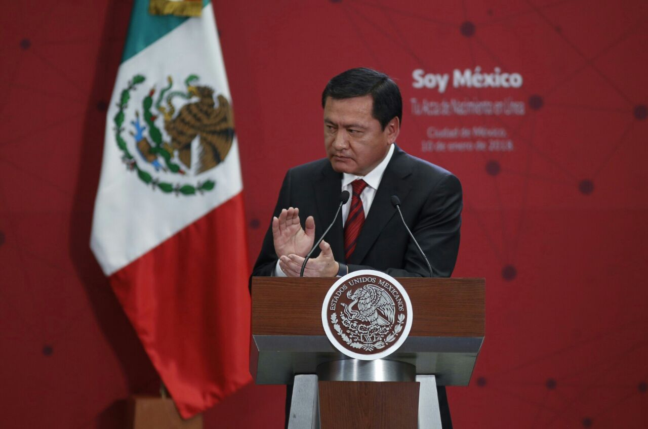 Osorio Chong anuncio su renuncia en el Palacio Nacional. 